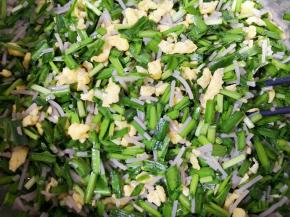 放盐、鸡精和十三香搅拌均匀，韭菜盒子馅就做好了。