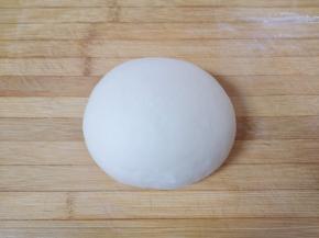 发酵好的面团揉光排气。