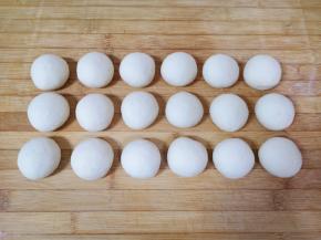 搓成长条状，分成小剂子揉光滚圆，盖上保鲜膜防止面团表面风干。