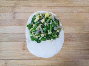 将馅料放在一边（如图）。