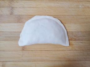 把另一半面皮盖过来，捏紧封口。