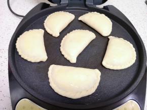 电饼铛上下盘预热，刷上一层食用油，放入做好的韭菜菜盒子，菜盒子上面也刷上一层食用油，盖上电饼铛，选择“馅饼”功能启动。