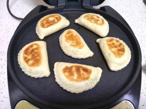 大概6分钟左右，韭菜盒子就熟了。