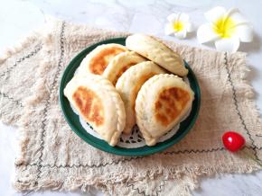 发面的韭菜盒子熟了之后变的胖乎乎。