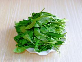 首先处理马兰头，将根部及不新鲜的叶子摘掉，冷水洗干净。