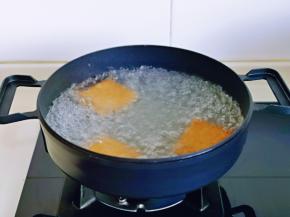 香干焯水: 冷水入锅烧开，煮2分钟捞出。