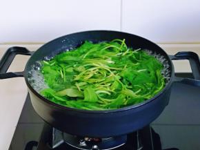 马兰头焯水，锅中加入水烧开，下马兰头，烫30秒。