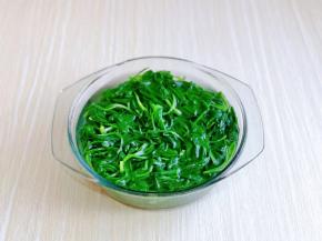 捞出过冷水，淋干水分。