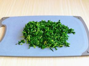 将马兰头水分挤干，再切碎。