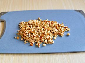 焯水的香干切碎丁。