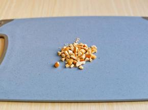 腰果用刀身压碎。