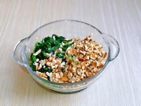 切碎的香干与马兰头放入玻璃碗中，按个人口味加入盐，拌均匀。