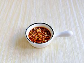 切好的大蒜放入器具中，生抽，芝麻油拌均匀。