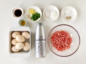 准备好食材，小葱切成葱花，生姜去皮切成末，猪肉可以选择稍微带点肥肉的瘦肉，绞成肉末。