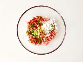 猪瘦肉末100g中加入淀粉5g、白胡椒粉适量、料酒5ml、白砂糖2g、生抽5ml、盐2g、姜末、葱花适量，再加入1个鸡蛋量的蛋清.