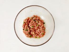 用筷子把肉馅顺着一个方向搅拌至粘稠。