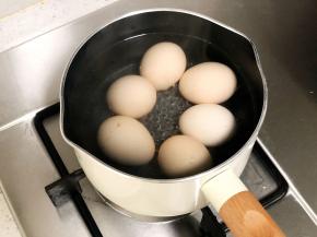 锅中加水，大火煮沸后转小火，放入鸡蛋煮约6分钟，水中加入一小勺盐，可以让鸡蛋更好剥皮哦。