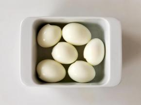 鸡蛋煮好后立即取出过冰水，冷却后剥去蛋壳，每一个都很光滑漂亮！