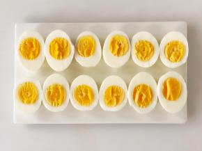 把鸡蛋纵向对半切开。