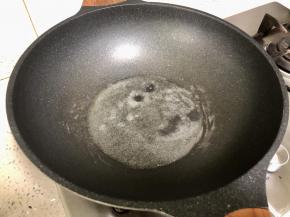 锅里下入黄油，开中小火把黄油融化、烧热。