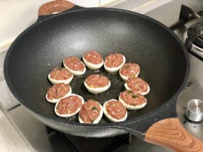 肉末朝上放入凤凰蛋，炸至鸡蛋底部金黄。哇，满屋奶香哦！