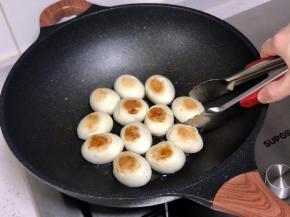 翻面将肉末朝下，继续煎炸片刻。