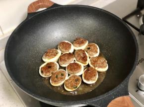 然后倒入适量清水（可用高汤代替）。加入生抽，煮一会儿。