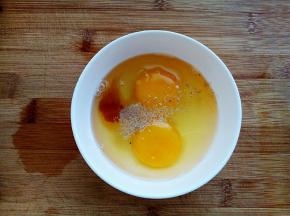 准备馅料。鸡蛋打散，加入盐、胡椒粉、料酒、两滴醋搅拌均匀。