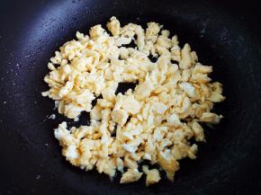 起锅热油，炒熟鸡蛋。