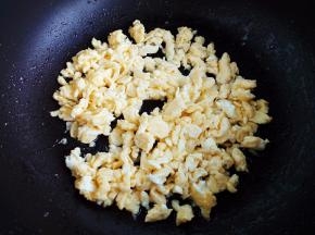 起锅热油，炒熟鸡蛋。