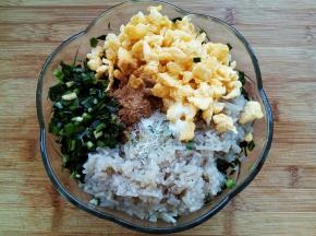 这时候鸡蛋也晾凉了，把菜馅放入碗中，加入花椒粉、生抽、芝麻油、植物油搅拌均匀，最后在放点盐、味精调味。