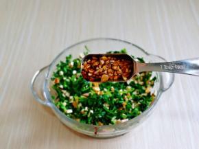 倒入调味汁，拌均匀装盘即可食用。