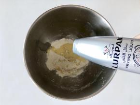 制作油皮：把中筋面粉110g，白糖20g，温水40g放入盆中，不需要切割直接倒入40克乐派克液体黄油，混合均匀，揉成光滑柔软的面团，也可以借助厨师机或面包机。