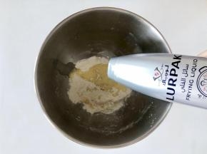 制作油皮：把中筋面粉110g，白糖20g，温水40g放入盆中，不需要切割直接倒入40克乐派克液体黄油，混合均匀，揉成光滑柔软的面团，也可以借助厨师机或面包机。