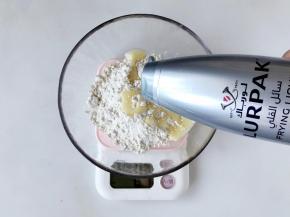 制作油酥：100g低粉中加入50g乐派克液体黄油，再加入2g红曲粉，揉成光滑的红色面团。