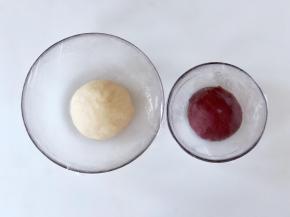 油皮和油酥分别揉好之后，盖上保鲜膜醒面30分钟。