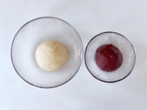油皮和油酥分别揉好之后，盖上保鲜膜醒面30分钟。