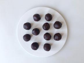 醒面的时候，把180g的豆沙馅平均分成12份，揉圆备用。