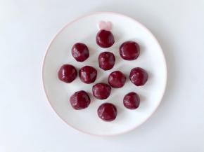 油酥也平均分成12份，揉成圆形的面团，盖保鲜膜松弛。