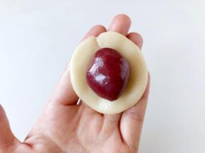 按顺序从第一个开始，取一个油皮，把油酥包进去。