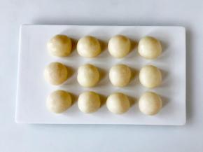 收口向下放，把所有油皮和油酥包好，排好顺序，盖保鲜膜松弛20分钟。