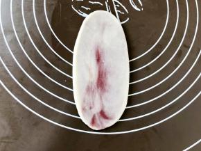 松弛好之后，取一个面团，收口向上擀成牛舌状。