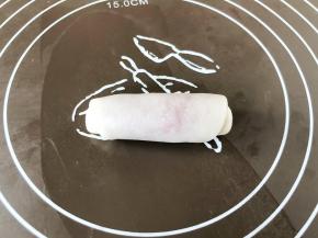 然后自下而上卷起，收口向下放。