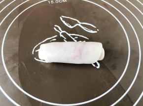 然后自下而上卷起，收口向下放。