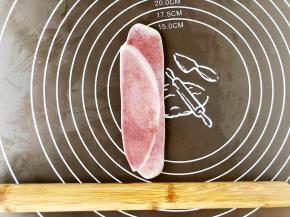 松弛好之后，取一个面卷，收口朝上，再次擀长。