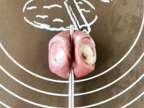 取一个松弛好的面团，中间用筷子压一下，然后按扁。