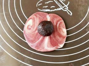 擀成圆片，把揉好的豆沙馅包进去。