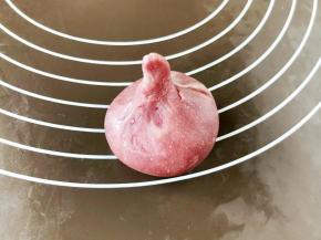 和抱油酥的方法一样，用虎口法收出一个“小尖尖”，掐掉或按回去。