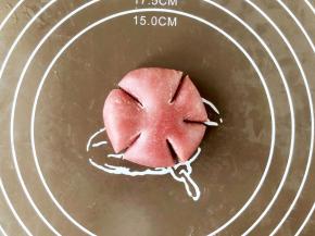 取一个面团，按扁，平均切出五瓣，中间不要切断。