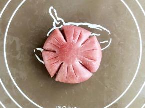 每片花瓣上再划两道。